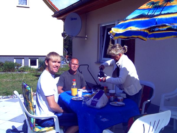 das erste Frühstück bei Sonnenschein