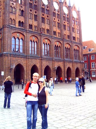 Alli und Dani vorm Rathaus